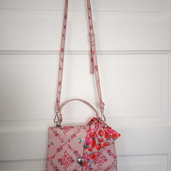 Adorable Betsey Johnson purse - Picture 2 of 6